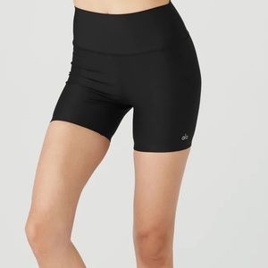 Brand new Alo Yoga 5" Airlift Energy Short
